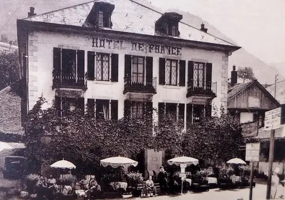 L'Hôtel de France était un établissement très fréquenté. Carte postale provenant de la collection de Florent Pessay. Photo Collection privée Les personnalités se sont retrouvées devant l’ancien Hôtel de France. Photo Le DL /E.R. 02 / 02 Les personnalités se sont retrouvées devant l’ancien Hôtel de France. Photo Le DL /E.R.