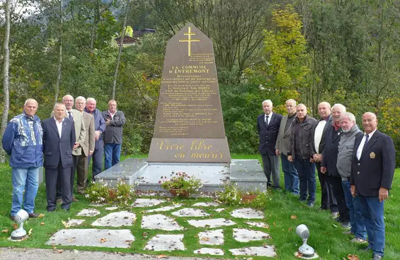La stèle en l’honneur des résistants des Glières a été rénovée — Fernand Noé, Jean Bochard et Gilbert Collini (à d. de la stèle), des membres du Souvenir Français et des anciens combattants réunis. Photo Le DL/E.R.