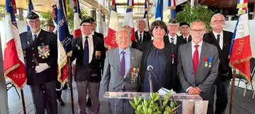 La complicité entre Josiane Lei et Enzo Bonopera, qui lui remettra, en sa qualité de parrain, sa Légion d’honneur à Évian-les-Bains en septembre 2022. Archives photo Le DL/A.B.