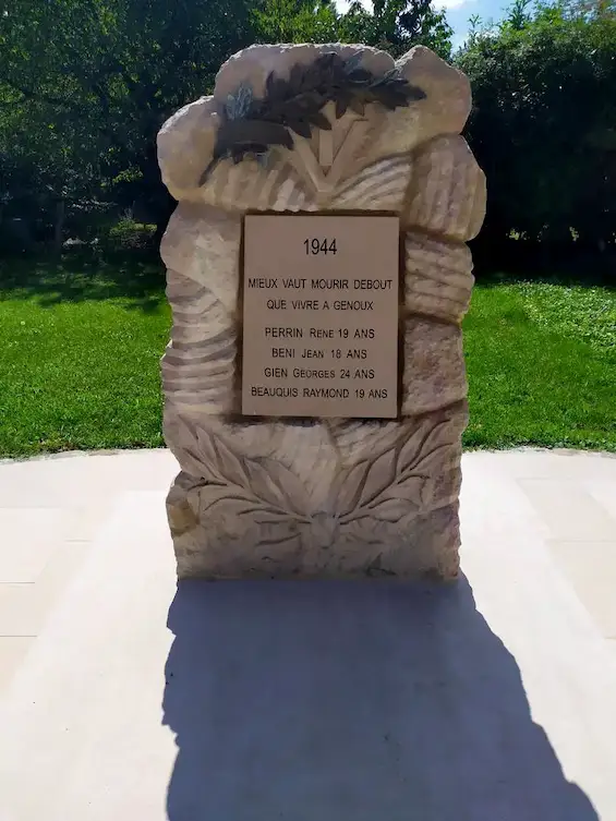 La stèle rend hommage aux quatre jeunes maquisards tués à Saint-Paul peu de temps avant la libération d’Annecy.