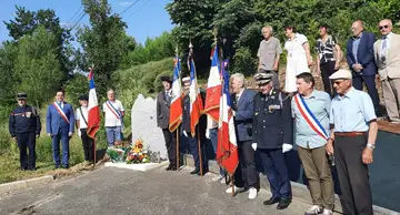 28834,La stèle du sous-préfet est érigée un peu avant le col d’Évires. Photo Le DL/A.R.,