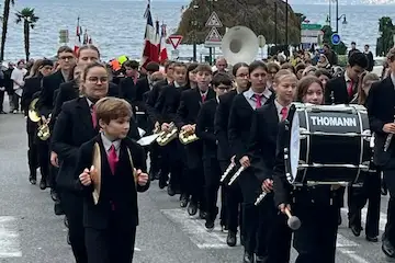 Évian : 11 novembre 2024 — L’Harmonie d’Évian a ouvert le cortège du défilé pour traverser la ville jusqu’au monument aux morts. Photo Le DL/André Boeuf