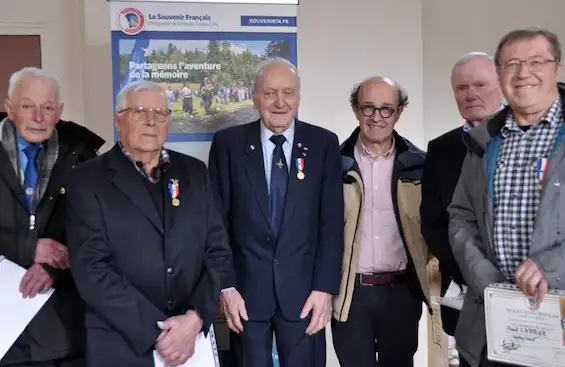 De gauche à droite : Michel Pernet-Coudrier, André Curt-Cavens, André Bozon-Petrier, Michel Rivollet, René Gardet et Paul Carrier, qui ont été honorés pour services rendus au Souvenir français. Absents sur la photo : Christophe Ribes, Gilbert Chappelet et Guy Dulin. Photo Le DL/M.B. Le Souvenir français est en pleine restructuration et en plein renouvellement, et Patrick Léger, nouveau président du comité du canton de Faverges, qui tenait son assemblée générale samedi à Doussard, entend bien suivre le mouvement en communiquant davantage, en faisant connaître les actions et missions du Souvenir français et en renforçant les actions pédagogiques dans les écoles. Outre l’entretien des tombes et les cérémonies commémoratives honorant la mémoire des morts pour la France, le Souvenir français a également une mission de transmission, pour que les générations futures n’oublient pas. Les quêtes qui sont organisées servent entre autres à aider les écoles lors des sorties commémoratives. Neuf membres du comité du canton de Faverges ont été honorés samedi pour service rendu au Souvenir français. Christophe Ribes, Michel Rivollet et Gilbert Chappelet ont reçu la médaille d’honneur, Paul Carrier celle de médaille de bronze, Guy Dulin et René Gardet celle d’argent, et Michel Pernet-Coudrier, André Curt-Cavens et André Bozon-Petrier celle de vermeil.