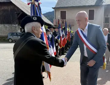 32670,À l’issue de la cérémonie et selon le protocole, le maire est venu saluer chaque porte-drapeau. Photo A.R. - DL,