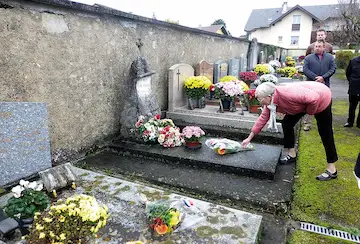 Les élus, les familles de soldats et les représentants d’association des anciens combattants ont participé au dépôt de fleurs sur tombes soldats de Feigères . Photo Mairie de Feigères