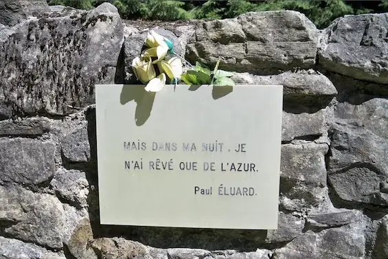 Citation de Paul Éluard sur les ruines du chalet incendié par la milice