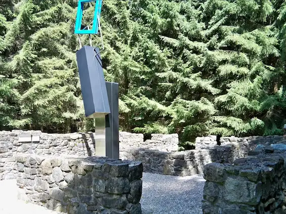 Monument érigé en 1999 sur les ruines d'un chalet incendié. Le 22 février 1944, pendant 12h, 12 résistants ont tenté d'empêcher l'avancée de miliciens, venus attaquer le maquis savoyard.