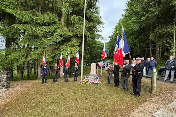 Commémoration du 80e anniversaire à la stèle en hommage résistants des combats de Foges au Chalet de fessy