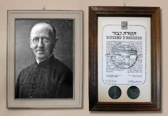 Son portrait trône à côté du diplôme dans le hall de l’église. La médaille des Justes a été attribuée à des prêtres du diocèse d’Annecy et à des religieux (18). L’abbé Claudius Longeray a été honoré à titre posthume lors d’une cérémonie à la salle Eugène-Verdun en 1990. Il avait hébergé au presbytère de Saint-Martin une famille Juive d’octobre 1942 à mars 1945. Photo Le DL /S.B.