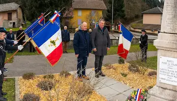 Après le dépôt de la gerbe, Christian Anselme et Florent Sage se recueillent devant le monument aux morts. Photo Le DL/S.B.