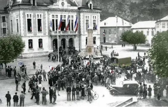 Soixante dix ans après ces événements, les acteurs ou témoins de ces combats se souviennent et apportent dans ce film leur vision de ces événements.