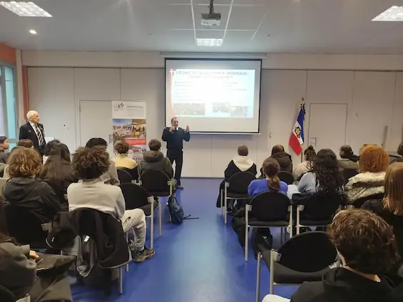 Annemasse — formation jeune porte drapeau au lycée des Glières à Annemasse pour 43 élèves