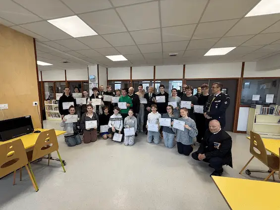 Douvaine — l'École des jeunes porte-drapeaux forme 21 Jeunes du collège Saint-François en ce 14 février 2025