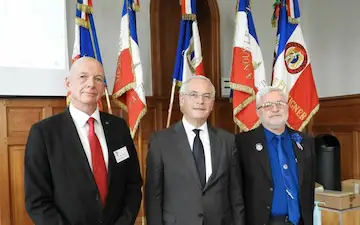 Serge Barcellini entouré du nouveau délégué départemental François Loeuillet et de Jacques Joly.