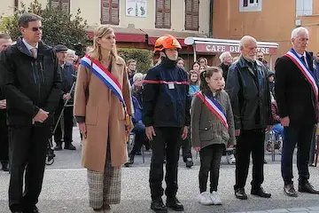 Le maire David Banant aux côtés de la députée Virginie Duby-Muller, des responsables des anciens combattants, de jeunes sapeurs-pompiers et de membres du conseil municipal jeunes. Photo Le DL/P.R.