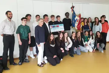 Le Souvenir français de Frangy a remis mercredi un chèque de 400 € à l’établissement. Une participation de l’association au financement du voyage de mémoire effectué à Nantua. Photo Le DL/P.R.