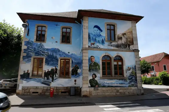 À l’occasion du 80e anniversaire de la libération de Thorens-Glières, une fresque commémorant les maquisards et l’esprit des Glières a été dévoilée le 14 juillet.