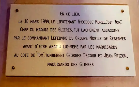 Plaque apposée sur l'Hôtel de France en mémoire de Tom Morel