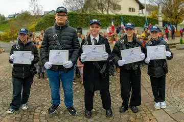 Groisy - remise diplome de jeune porte-drapeau — n tant que porte-drapeaux, les jeunes solennisent chaque cérémonie en représentant une association ou une mémoire. Photo Le DL/S.B