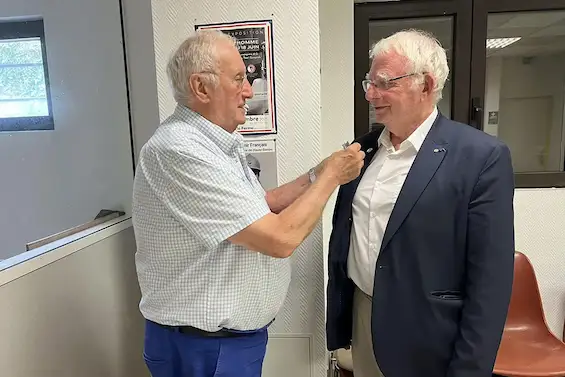 Remise de l’insigne de délégué du comité d’Annecy à Guy Delaval par le délégué général de Haute-Savoie, Michel Flahaut. Félicitations au nouveau représentant du Souvenir Français à Annecy.