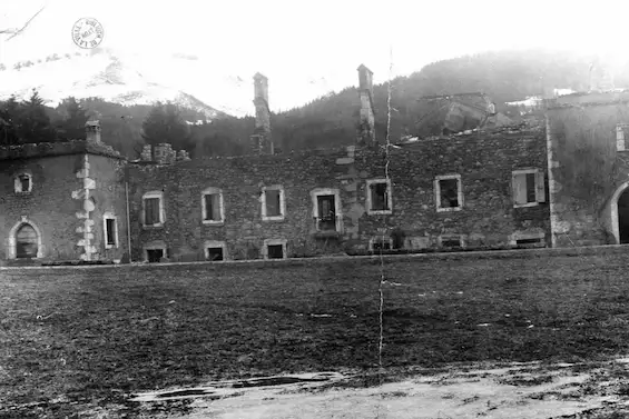 Ruines calcinées! Spectre d'horreur et d'épouvante! La Civilisation Nazie donne toute sa mesure dans cette nuit du 25 Décembre 1943. - La Trabison, s'étale avec toute son abjection. - Une réunion clandestine réunissant : Jeunesse du Pays, une Section de S.S.: 25 cadavres mitraillés, puis carbonisés. 2 victimes innocentes ayant des familles. des parents, des épouses, des enfants ! Une trentaine d'arrestations puis des déportations. Nazisme - Crime - Epouvante. Français, souvenez-vous! Vous qui avez sauvé vos biens, votre vie, songé à ceux qui ont tout perdu. Merci