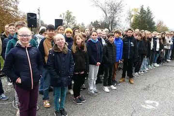 Habère-Poche — 11 Novembre 2024 : le monument aux morts inauguré pendant la commémoration : La chorale du collège de Boëge et les élèves du primaire d’Habère-Poche ont participé au travail de mémoire. Photo Le DL/Chantal Peyrani