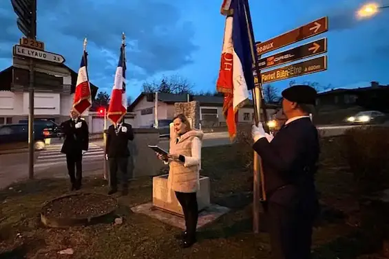 C’est Aurélie Lacroix, membre de l’ADIRP 74, qui a mené la cérémonie en hommage à Frank Boujard au carrefour de Noyer.