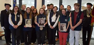 Cluses — Un hommage aux martyrs du lycée Charles-Poncet : « C’est un moment fort pour l’établissement, qui transmet une mémoire aux générations futures », se félicite Marcel Béchet, le proviseur du lycée. Photo Le DL/F.T.