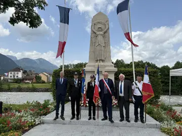 Bonneville — Hommage aux morts pour la France en Indochine 2025, la jeunesse porte l’histoire avec Mélissa MÉDINA, toute jeune porte-drapeaau du Souvenir Français de Bonneville