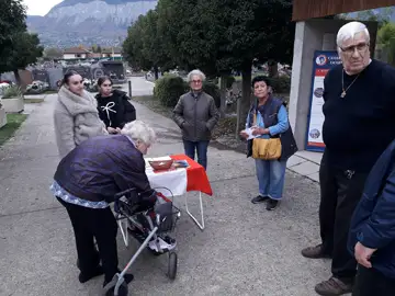Ici lors de la quête à l’entrée du cimetière de Domène. Les faits se sont déroulés ce vendredi .