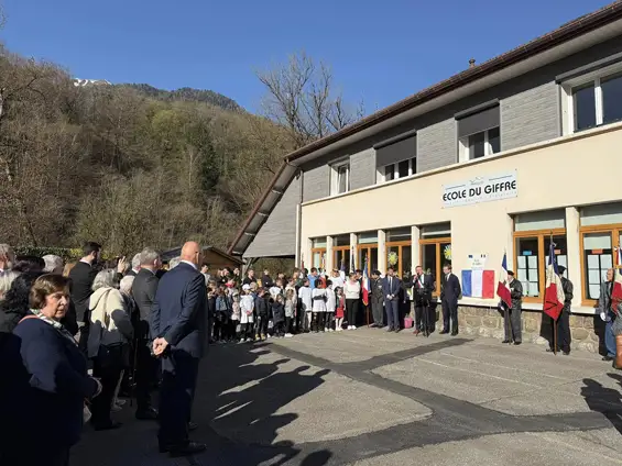 Inauguration de la plaque Label Mission Libération à l'école du Giffre