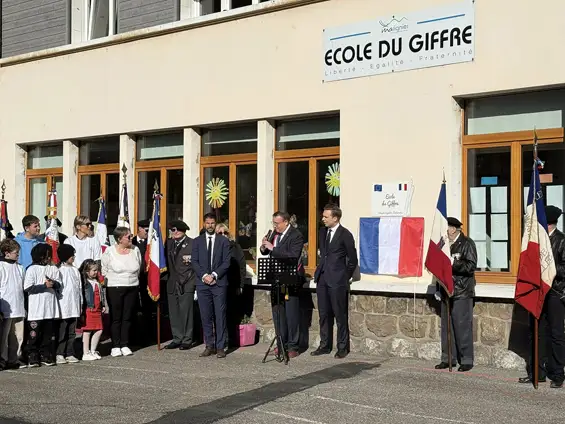 Inauguration de la plaque Label Mission Libération à l'école du Giffre