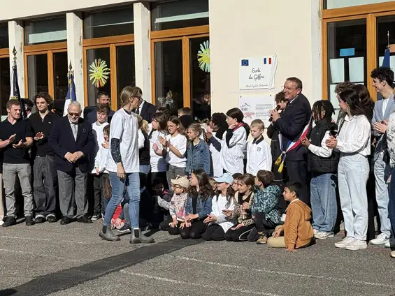 Inauguration de la plaque Label Mission Libération à l'école du Giffre
