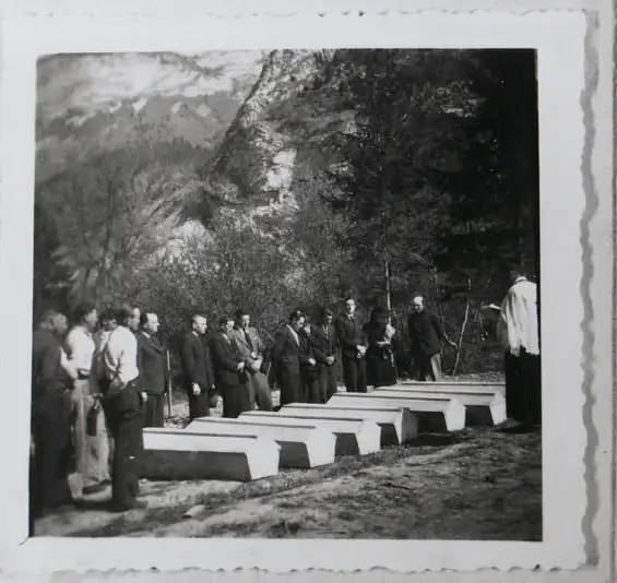 Cérémonie d’inhumation de Tom Morel, Georges Decour, Louis Basso, un inconnu, Edouard Crédoz de Doussard, Gabriel Reynes de Valence, A. Garcia de Oullins, avec l’officiant Abbé Besson, au cimetière de Morette, le 2 mai 1944, Fonds Association des Glières