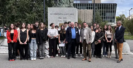 Annecy — journée nationale de la Résistance : hommage des collégiens de Saint-Jorioz place du Souvenir — Les élèves du collège Jean-Monnet de Saint-Jorioz devant le monument aux morts d’Annecy, ce jeudi 27 mai. Photo Le DL/M.D-C.