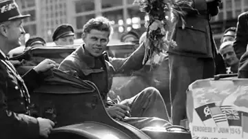 28506,Le 1er juin 1945, Jules Garron, capturé armes à la main dans la poche de résistance de Lille cinq années plus tôt le 30 mai 1940 et interné au Stalag III B en Allemagne, atterrit au Bourget. Il est accueilli par Henri Frenay, ministre des Prisonniers, Déportés et Rapatriés. Il est le millionième rapatrié.,