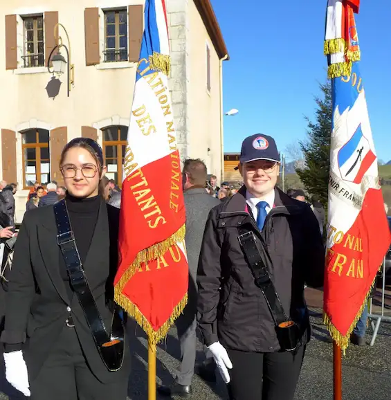 Justine Guardiola et Louane Novello. porte-drapeaux à 19 et 18 ans — Photo Le DL/A.C.