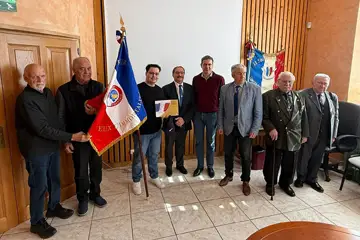 Kelyan Beaufilz entouré par les membres du bureau du comité de Frangy. Photo Patrick Roubian