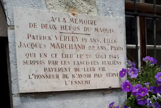 La clusaz, plaque de la chapelle des Confins en mépoire de Jacuqes Marchand et Patrick Verley