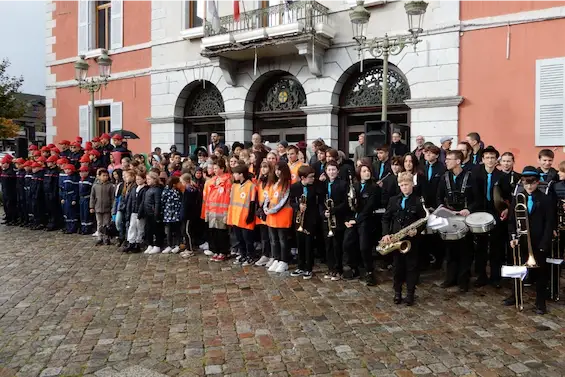 Les jeunes participants réunis à l’issue de la cérémonie du 11-Novembre 2023 à la Roche-sur-Foron