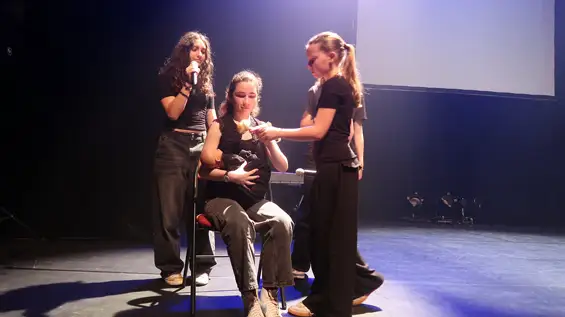 À travers le spectacle Nous irons tous au bal , les élèves de 3e1 du collège Jean-Marie-Molliet de Boëge ont fait revivre avec émotion et justesse le drame du massacre d’Habère-Lullin de Noël 1943. Entre slam, musique et mémoire, leur travail a bouleversé les 250 spectateurs présents à la Ferma, et leur vaut aujourd’hui une reconnaissance départementale.