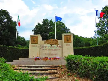 30265,Le monument aux Garibaldiens est un monument commémoratif de la Première Guerre mondiale, situé sur le territoire de la commune de Lachalade, dans le département de la Meuse, à l'ouest de Verdun.,