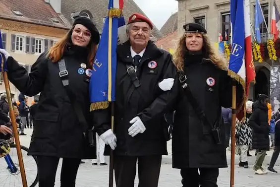 Pour sa part, c’est lors d’une cérémonie que Laëtitia Favre a pris conscience que seuls des anciens assumaient la charge de porte-drapeau. Face à ce constat, elle a ressenti la nécessité d’assurer la relève et s’est engagée. Depuis un an et demi, elle arbore fièrement l’emblème national, guidée par la bienveillance des anciens et la volonté de préserver la mémoire collective.