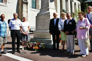 Autour du maire, la famille Tavernier représentait la famille Costa dont le frère Gérard était malheureusement absent. La famille Neplaz dont les neveux de Charles a fait le déplacement d’Allinges. Une gerbe a été déposée avec une minute de silence et la cérémonie s’est clôturée par les Allobroges avant le verre de l’amitié.