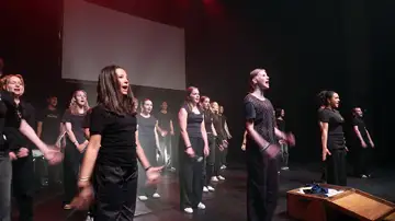 32822,À travers le spectacle Nous irons tous au bal , les élèves de 3e1 du collège Jean-Marie-Molliet de Boëge ont fait revivre avec émotion et justesse le drame du massacre d’Habère-Lullin de Noël 1943. Entre slam, musique et mémoire, leur travail a bouleversé les 250 spectateurs présents à la Ferma, et leur vaut aujourd’hui une reconnaissance départementale.,
