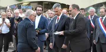 Le général Baptiste a remis la médaille à Roland Atrux, fils de Camille Atrux-Granti. Photo Le DL/J-P.C.