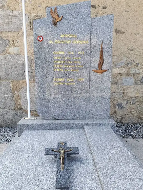 Mémorial en hommage aux morts des deux guerres mondiales enterrés au cimetière.