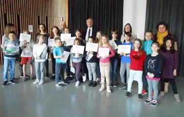 Les petits veilleurs de mémoire ont reçu leur diplôme — Les écoliers de Ponchy arborent fièrement leur diplôme. Photo Le DL /G.L