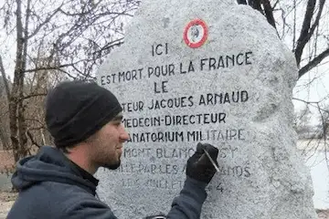 À la demande du souvenir français du canton de Cluses et Scionzier, la mairie de Thyez a accepté d’effectuer un nettoyage de la stèle Jacques Arnaud par sablage et de peindre des lettres gravées dans la masse du granit.