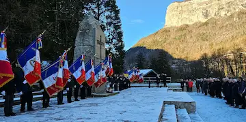 Les membres du Souvenir Français de Haute-Savoie ont participé en début de matinée, samedi, à une cérémonie commémorative à la nécropole nationale de Morette, sous un ciel immaculé et une température négative. Photo Le DL/J.L.